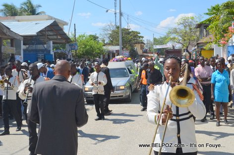 Photo - Hinche Haiti, Chemin vers le Cimetiere, Funerailles Victim DIFE Pump Gasoline