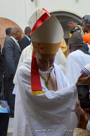 PHOTO: Monseigneur Guire Poulard Hinche Haiti - Ordination Desinord Jean