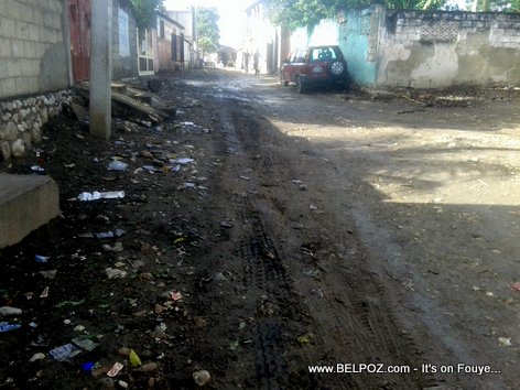 Gade eta yon rue ki devan pòtal Ministè TPTC nan ville Hinche Haiti