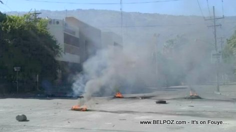 Photo: Haiti - Tires burning in front of Facultés de droit et des sciences économiques 16 Oct 2017