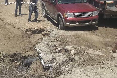 Haiti Dirt Roads - Boc Banic, Cliff on The Road