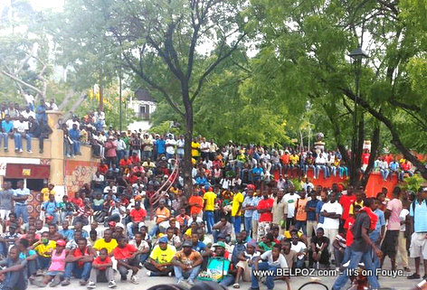 Fanatik football Haiti ap gade Coupe du Monde 2014 la sou Place Boyer Petionville