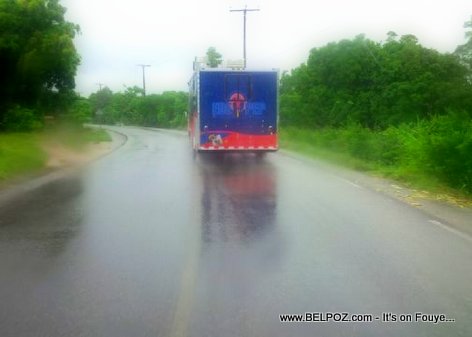 PHOTO: Haiti - Camion EDEPEP la nan wout pou Cap Haitien ki anba dlo